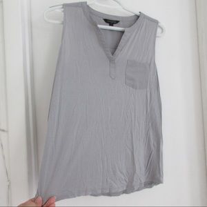 BR sleeveless top